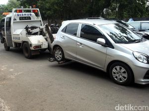 Parkir Sembarangan, Mobil-mobil Ini Diangkut Dishub DKI Parkir Sembarangan, Mobil-mobil Ini Diangkut Dishub DKI