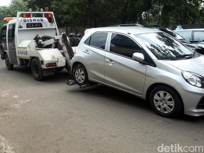 Parkir Sembarangan, Mobil-mobil Ini Diangkut Dishub DKI