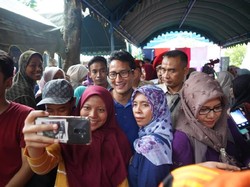 Di Tuban, Sandiaga Beri Pelatihan Selfie ke Emak-emak