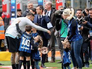 Wanda Bikin Nama Icardi Jelek di Depan Klub Peminatnya
