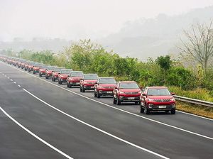 Puluhan Mobil Konvoi Tanpa Dikendarai