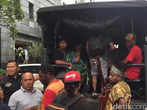 Polisi Pindahkan 36 Pendemo Istana ke Kantor Walikota Jakpus Polisi Pindahkan 36 Pendemo Istana ke Kantor Walikota Jakpus