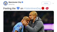 Pep Guardiola mencium kepala pemainnya. (Foto: Istimewa)