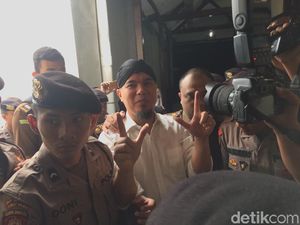 Sidang Ketiga Kasus Idiot, Dhani Ber-Blangkon Lagi