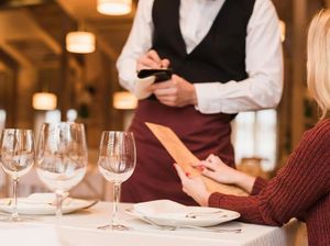 Duh! Gara-gara Salah Alamat Pria Ini Kerja di Restoran yang Salah