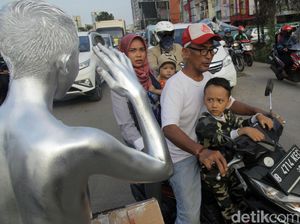 Viral Manusia Silver Muncul di Depan Rumah Warga Colong HP, Polisi Bergerak