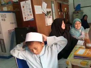 Lika-liku Bocah Putra, Ditinggal Mati Orang Tua, Mengamen hingga Jualan Cilok