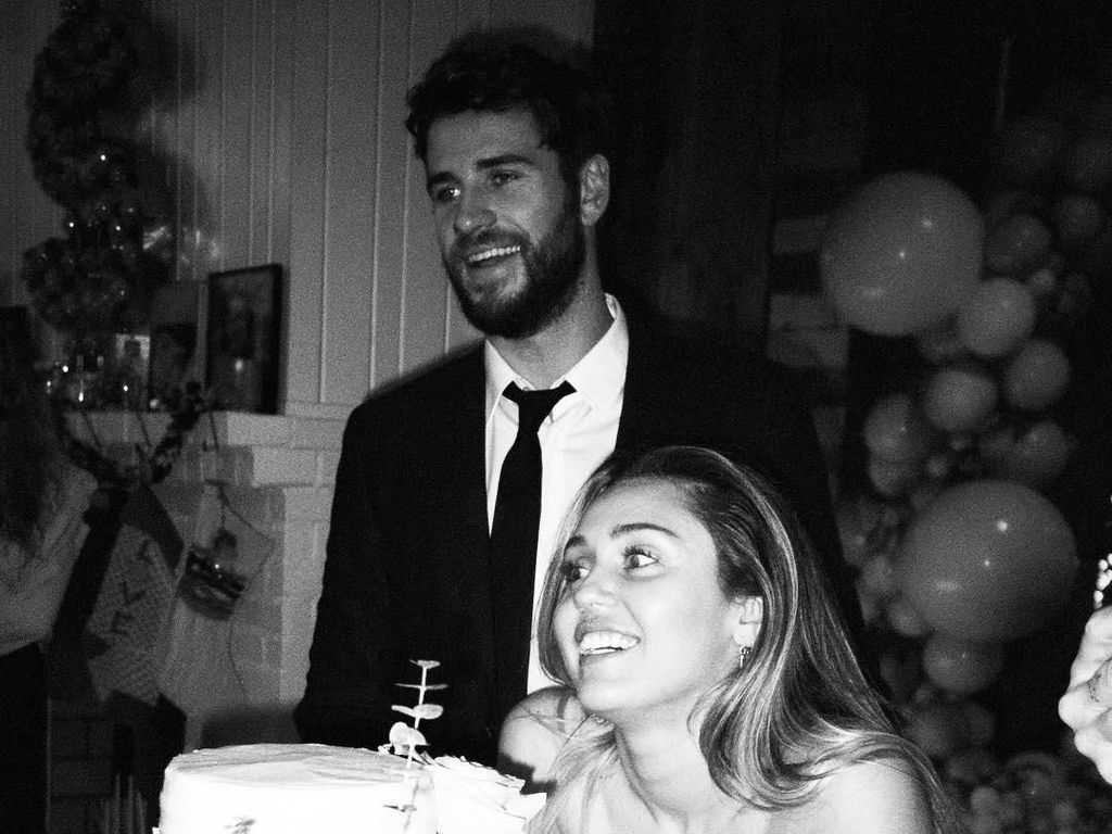 Foto-foto Pernikahan Miley Cyrus dan Liam yang Belum Terekspos Foto-foto Pernikahan Miley Cyrus dan Liam yang Belum Terekspos
