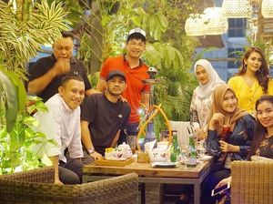 Pose Cantik Aktris Juliana Moechtar Saat Kulineran Bersama Teman dan Keluarga