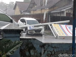 Hujan Angin Kencang, Papan Reklame Minimarket Roboh Timpa Mobil