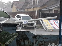 Hujan Angin Kencang, Papan Reklame Minimarket Roboh Timpa Mobil