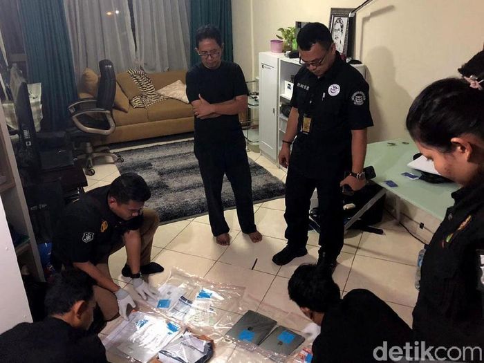 Joko Driyono saat digeledah oleh Satgas Anti Mafia Bola. (Foto: Mei Amelia/detikcom) Joko Driyono saat digeledah oleh Satgas Anti Mafia Bola. (Foto: Mei Amelia/detikcom)