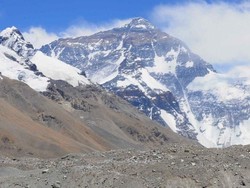 China Tutup Pangkalan Pendakian Everest untuk Para Wisatawan