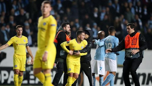 Hop! Hazard Dipeluk Suporter dari Belakang