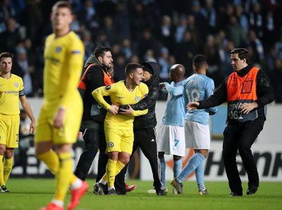 Hop! Hazard Dipeluk Suporter dari Belakang