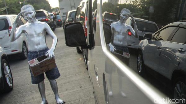 Aksi Manusia Silver Hibur Pengendara di Kemacetan Bekasi