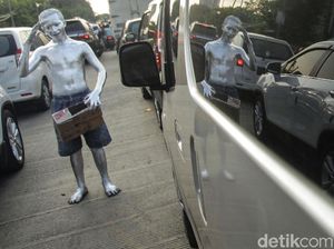 Aksi Manusia Silver Hibur Pengendara di Kemacetan Bekasi