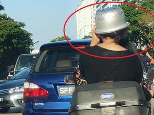 Kocak! Wanita Ini Pakai Panci Rice Cooker Sebagai Pengganti Helm Kocak! Wanita Ini Pakai Panci Rice Cooker Sebagai Pengganti Helm