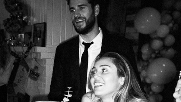 Melihat Lagi Momen Pernikahan dan Kemesraan Miley Cyrus-Liam Hemsworth