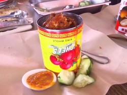 Unik! Nasi Kukus Ayam Tonggeng Disajikan dalam Kaleng