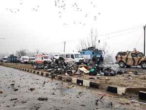 Bom Mobil Hantam Bus Berisi Polisi di India