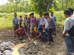 Geger Sumur Bor Warga Sumenep Semburkan Gas Bercampur Lumpur
