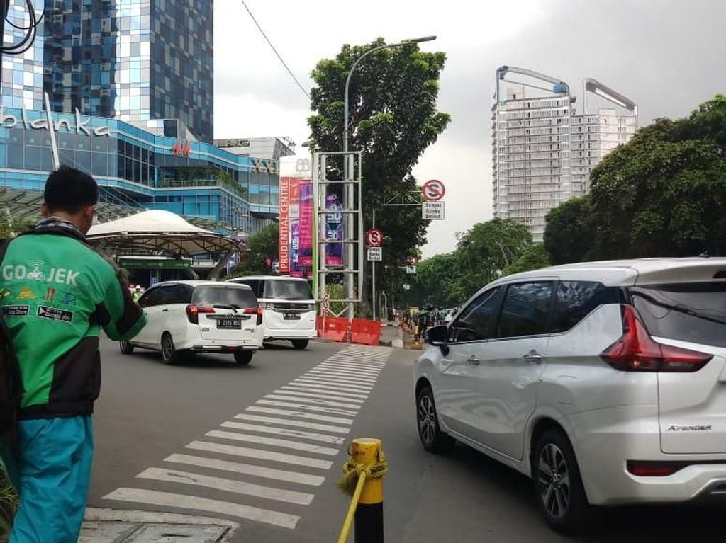 Tak Terima Ditegur Sekuriti, Puluhan Driver Ojol Geruduk Mal Kokas Tak Terima Ditegur Sekuriti, Puluhan Driver Ojol Geruduk Mal Kokas