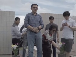 Vlog Pulang Kampung, Ahok Ziarah ke Makam Ayah hingga Sapa Warga