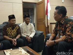 Guru yang Ditantang Siswa Diusulkan Jadi Pegawai Pemkab Gresik Guru yang Ditantang Siswa Diusulkan Jadi Pegawai Pemkab Gresik
