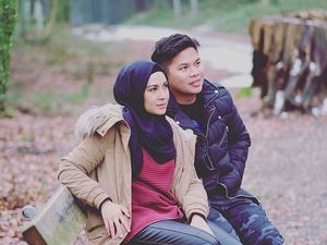 Sweet! Potret Kemesraan Ratna Galih dan Suami