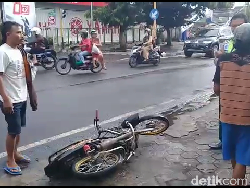 Kena Razia, Pria Ini Banting dan Ancam Bakar Motor