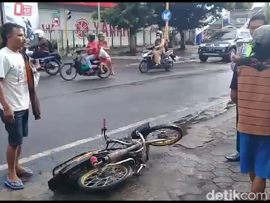 Kena Razia, Pria Ini Banting dan Ancam Bakar Motor Kena Razia, Pria Ini Banting dan Ancam Bakar Motor