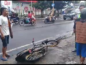 Kena Razia, Pria Ini Banting dan Ancam Bakar Motor Kena Razia, Pria Ini Banting dan Ancam Bakar Motor
