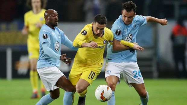 Chelsea (kuning) jadi salah satu dari dua wakil Inggris di babak 16 besar.