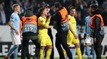 Hop! Hazard Dipeluk Suporter dari Belakang