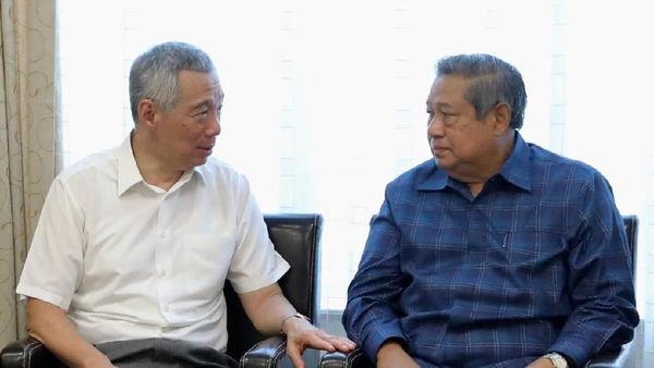 Momen PM Singapura Ngobrol dengan SBY Saat Jenguk Bu Ani