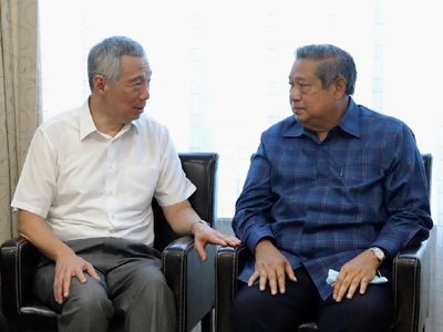 Momen PM Singapura Ngobrol dengan SBY Saat Jenguk Bu Ani