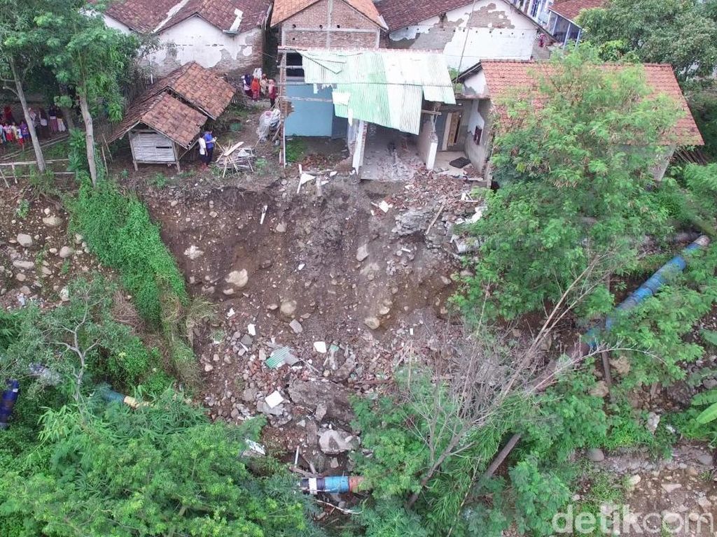 Bantaran Kali Gung Tegal Longsor, Belasan Rumah Rusak Bantaran Kali Gung Tegal Longsor, Belasan Rumah Rusak