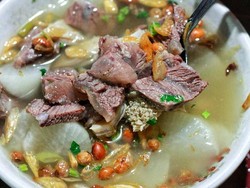 Sluurp! Hangatkan Badan dengan Soto Bandung yang Bening Gurih di Sini