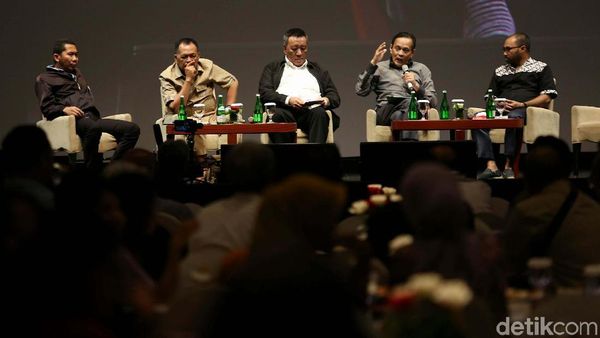 Diskusi Kembali ke UUD 1945