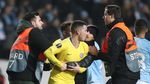 Hop! Hazard Dipeluk Suporter dari Belakang