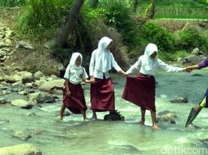 Puluhan Tahun Warga Enam Kampung di Cianjur Menantang Maut di Sungai