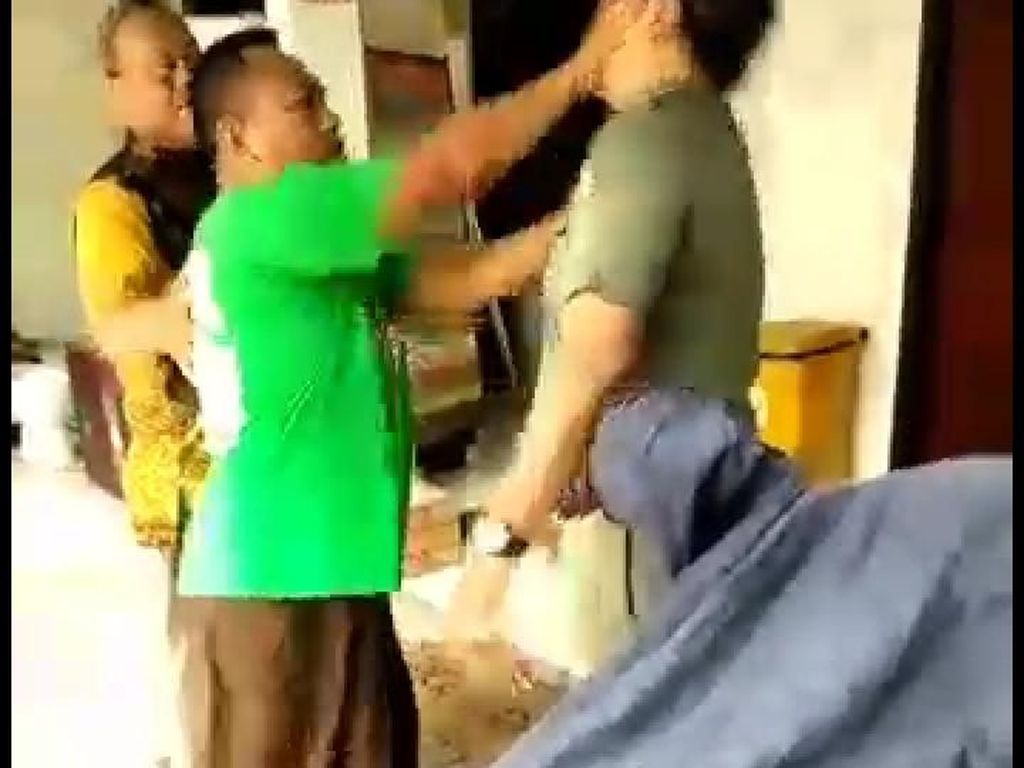 Cerita Satpol PP Surabaya yang Dianiaya karena Cabut Spanduk Caleg Cerita Satpol PP Surabaya yang Dianiaya karena Cabut Spanduk Caleg