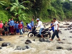 Nelangsanya Siswa SD Cianjur yang Terpaksa Nyebrang Sungai ke Sekolah