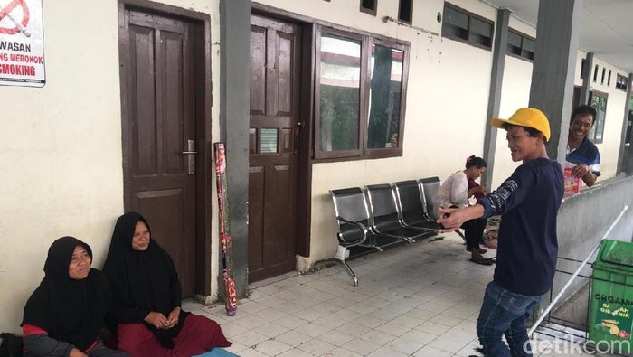Foto: Suryani bernyanyi dan berjoget untuk hibur pasien (Abdi-detik)