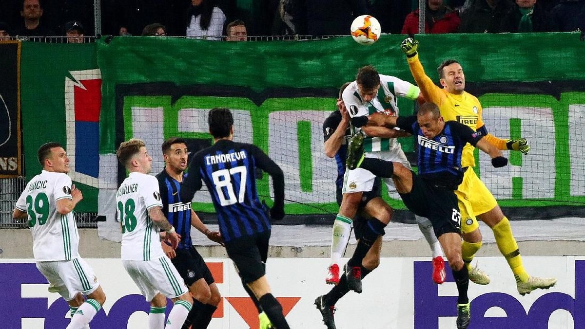 Aksi Samir Handanovic saay Inter Milan melawan Rapid Vienna. (Foto: Lisi Niesner/Reuters)
