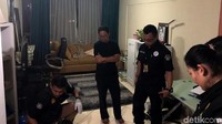 Penggeledahan dilakukan dalam upaya satgas mencari alat bukti kasus match fixing di sepakbola Indonesia. Sejumlah dokumen berkaitan dengan pertandingan sepakbola hingga bukti transfer disita tim Satgas di apartemen tersebut.