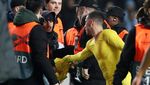 Hop! Hazard Dipeluk Suporter dari Belakang