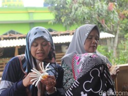 Emak-emak di Garut Ini Ubah Sampah Jadi Berkah