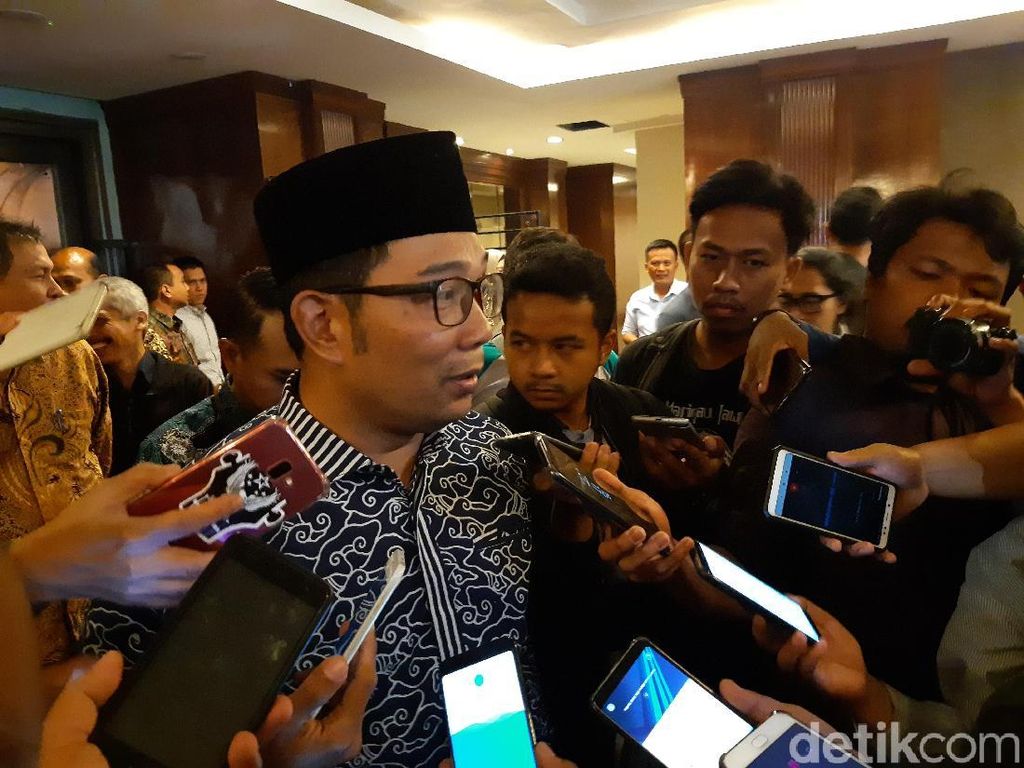 Gubernur se-Indonesia Minta Naik Gaji, Ridwan Kamil Mengaku Cukup Gubernur se-Indonesia Minta Naik Gaji, Ridwan Kamil Mengaku Cukup